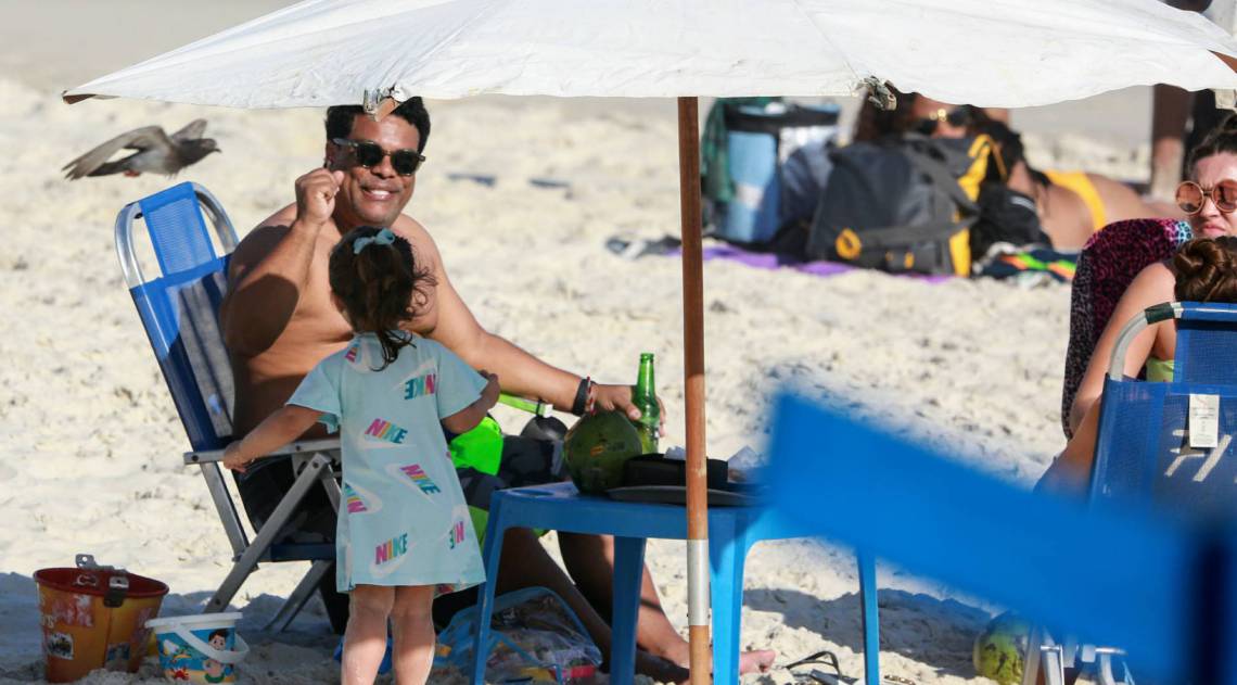 Roberto de Assis curte dia de praia com a fam&iacute;lia