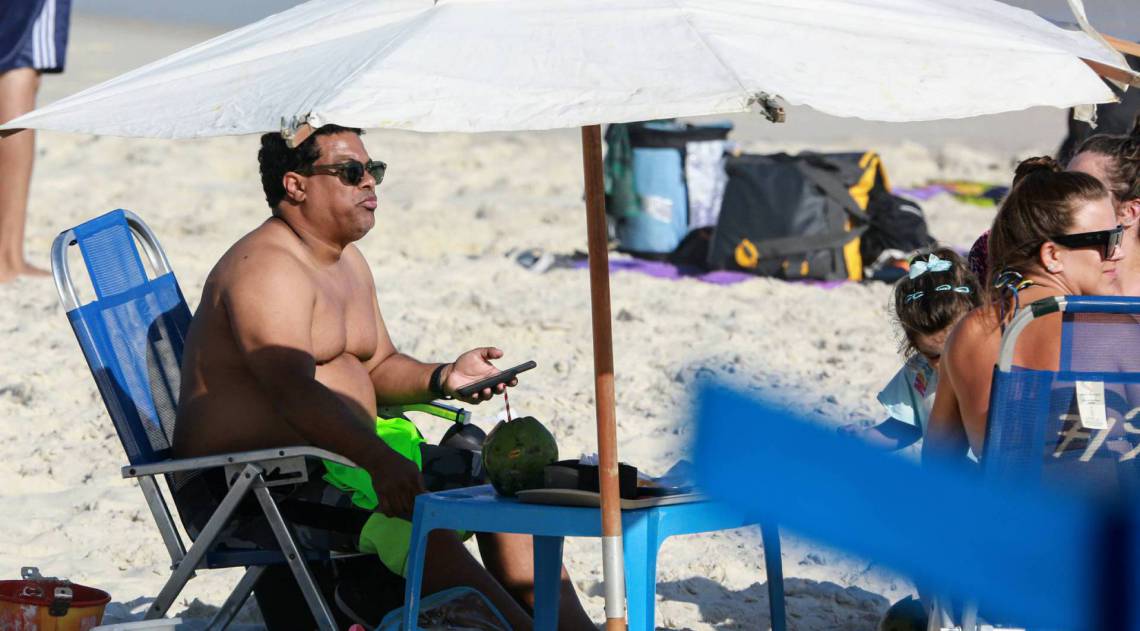 Roberto de Assis curte dia de praia com a fam&iacute;lia