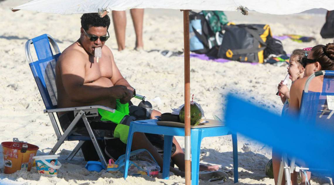 Roberto de Assis curte dia de praia com a fam&iacute;lia