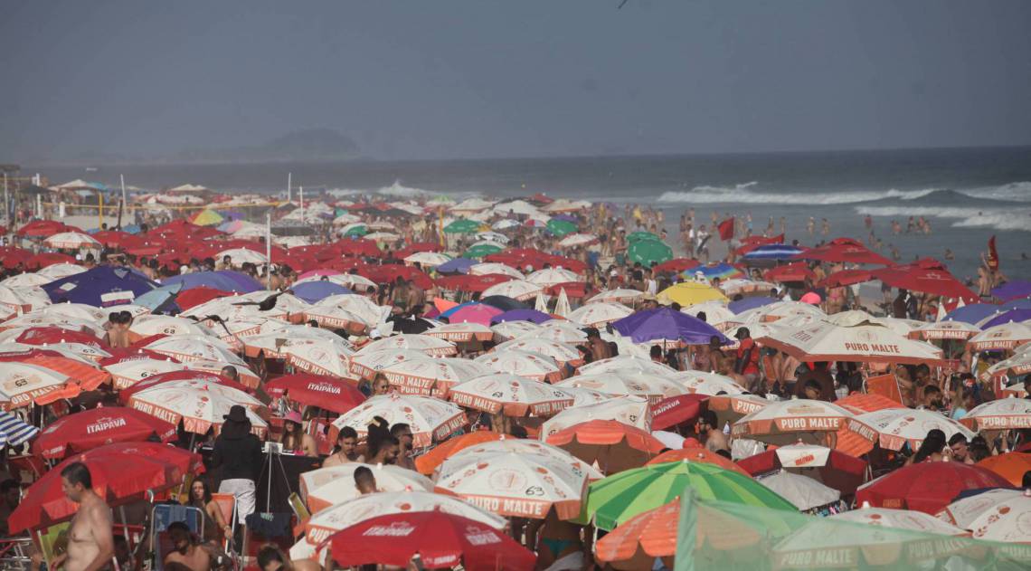 Na Praia do Pep&ecirc;, na Zona Oeste, a faixa de areia estavas lotada