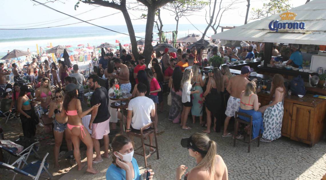 Banhistas lotam Praia da Barra, Zona Oeste do Rio - Ricardo Cassiano/Ag&ecirc;ncia O Dia
