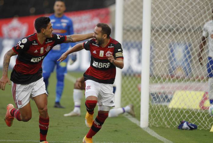 Miteiro! Jornal argentino compara Éverton Ribeiro a Messi após golaço pelo Flamengo