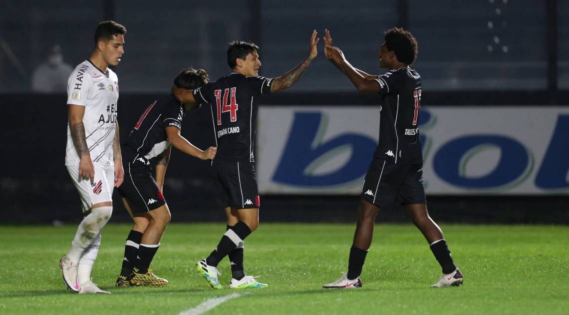 Cano e Fernando Miguel garantem vitória do Vasco sobre o AthleticoPR