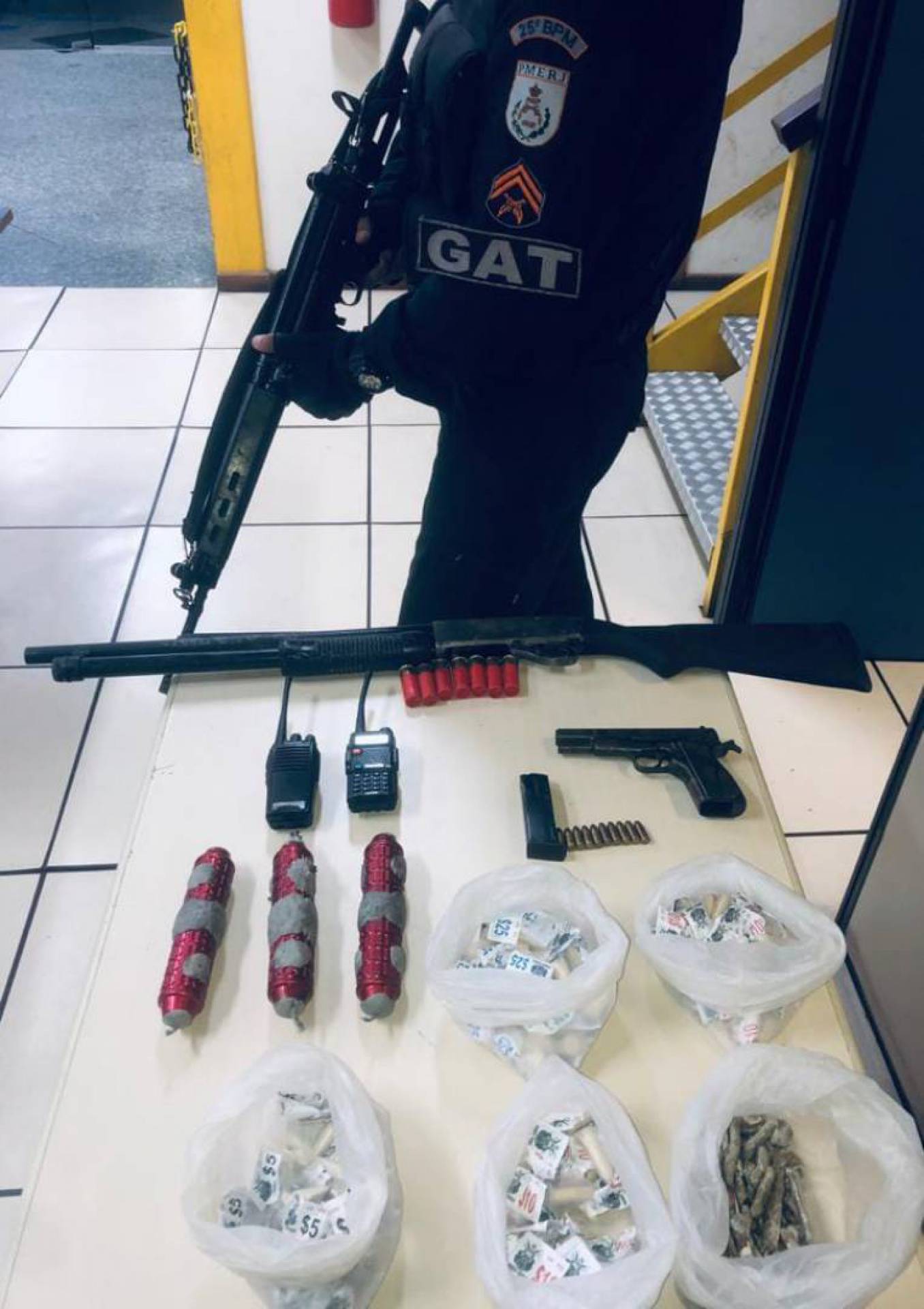 Policiais prendem 7 l&iacute;deres do tr&aacute;fico no bairro Manoel Corr&ecirc;a em Cabo Frio 