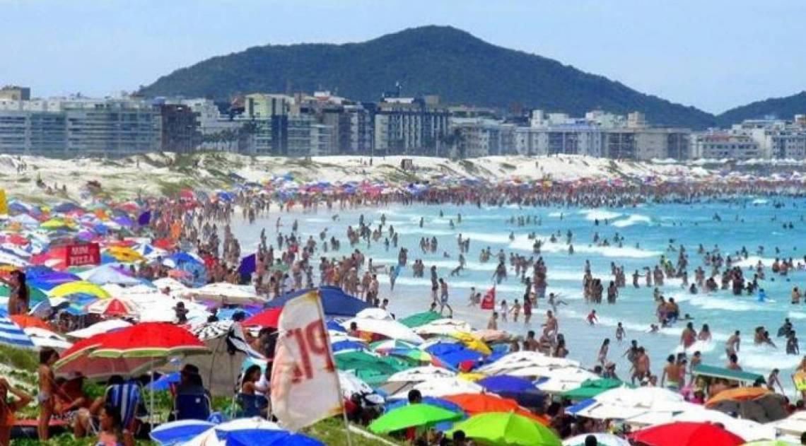 Praia do Forte em Cabo Frio lotada no feriado de 7 de setembro de 2020 no meio de uma pandemia 