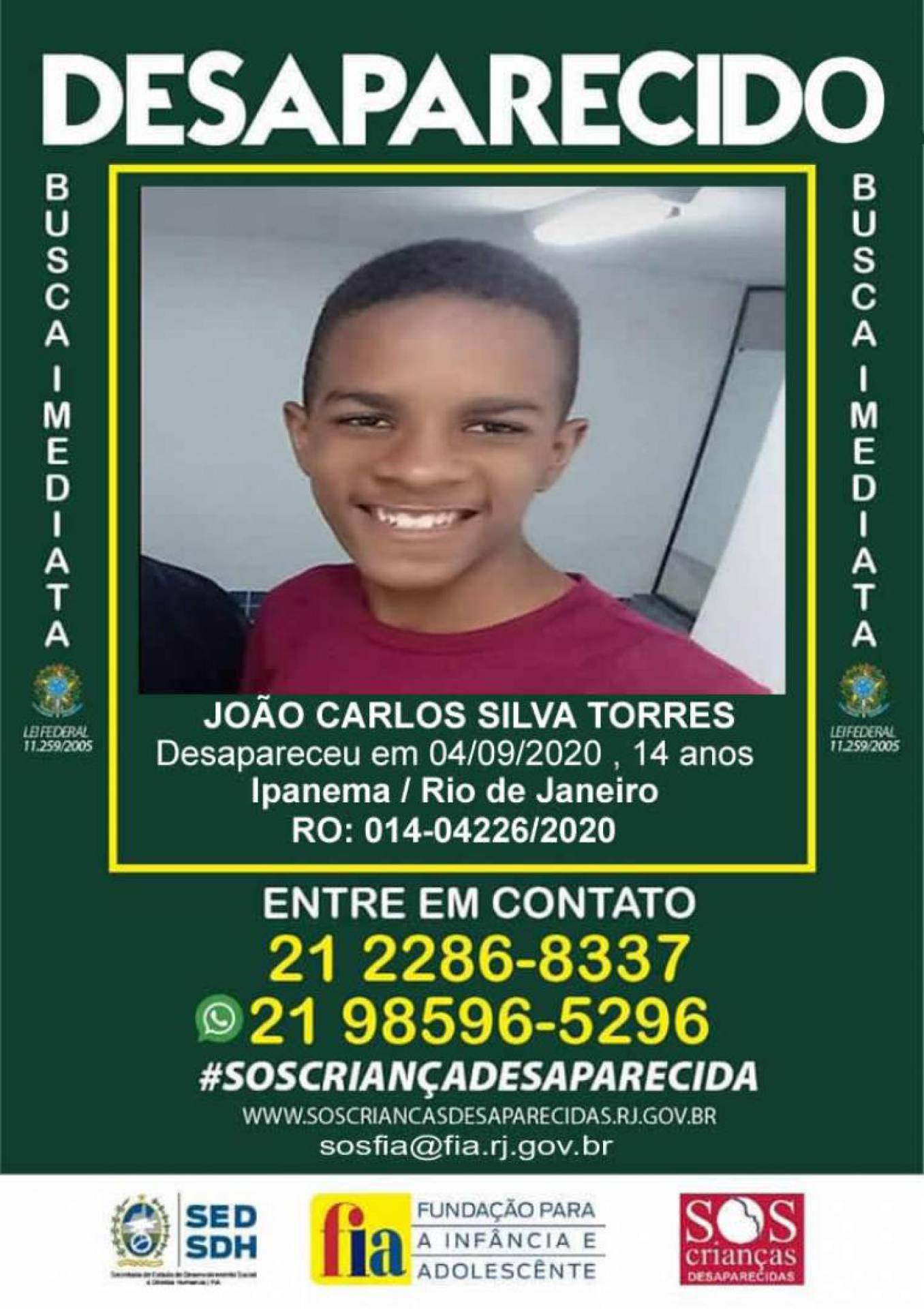 Família colou cartazes em vários pontos da praia em Ipanema   