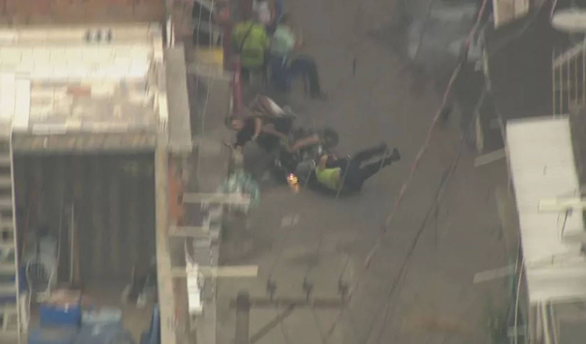 Criminosos acertaram homem e criança em cheio