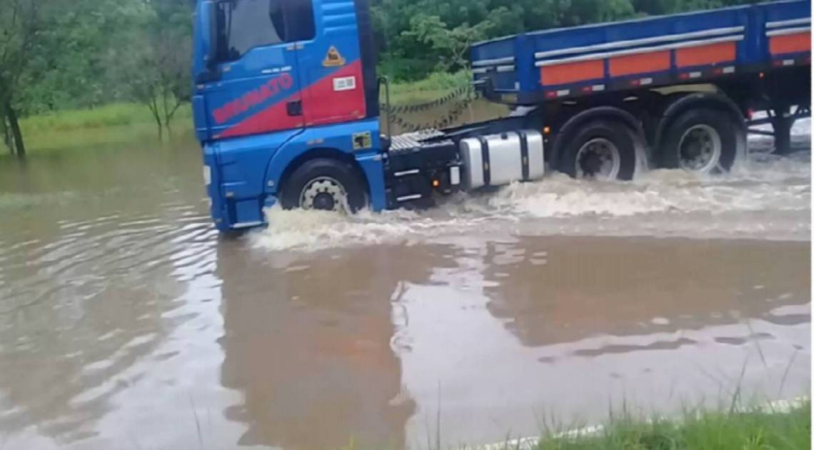 Condições precárias nas ruas do Distrito Industrial de Santa Cruz. Caminhões enfrentam alagamento e buracos para escoar produção das indústrias