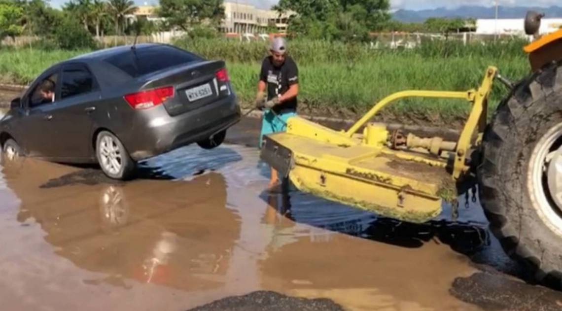 Condições precárias nas ruas do Distrito Industrial de Santa Cruz. Cena comum de se ver: carros quebrados