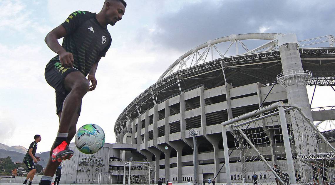 Após marcar seu primeiro gol, Kalou para o terceiro jogo seguido como titular