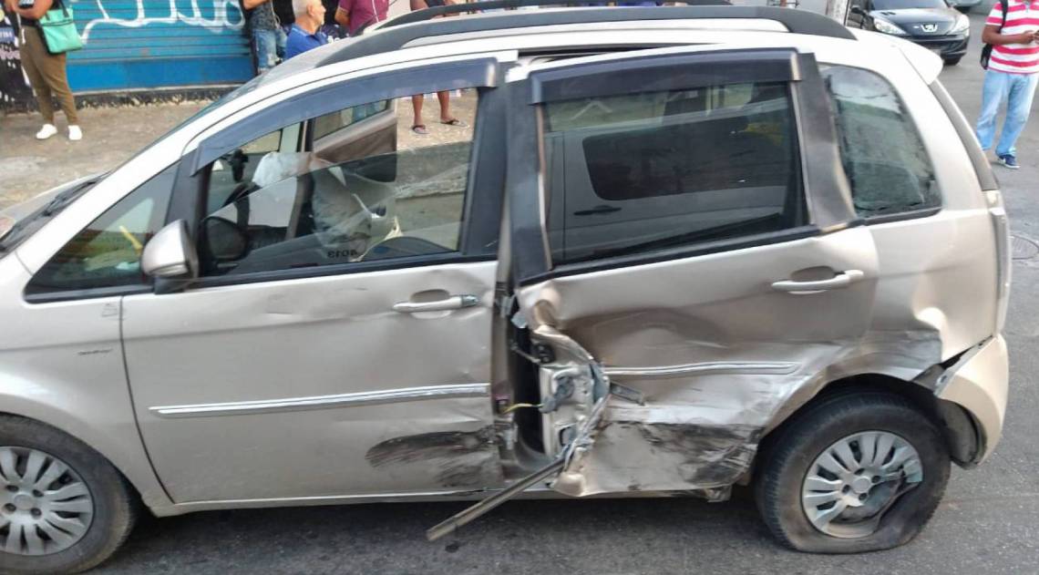 Perseguição policial termina com tiroteio e poste derrubado em Duque de Caxias