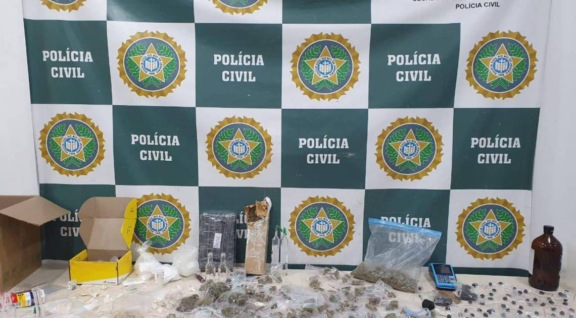 O material apreendido pela pol&iacute;cia na casa do traficante - Divulga&ccedil;&atilde;o/pol&iacute;cia civil