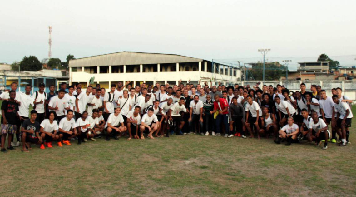 Elenco da peneira reunido para o registro dos atletas