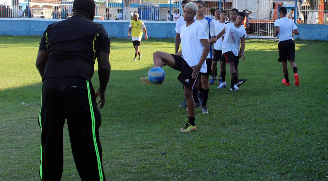 Jovens no Estádio José Alvarenga, durante trabalho com bola