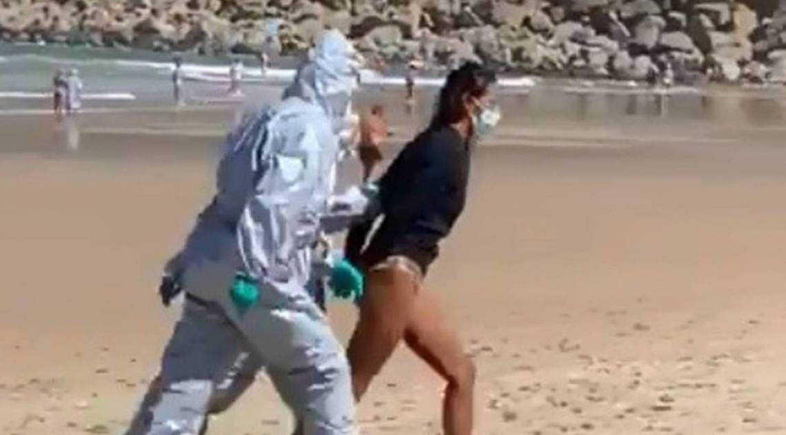 Mulher é presa por furar quarentena para ir à praia surfar - Reprodução Twitter