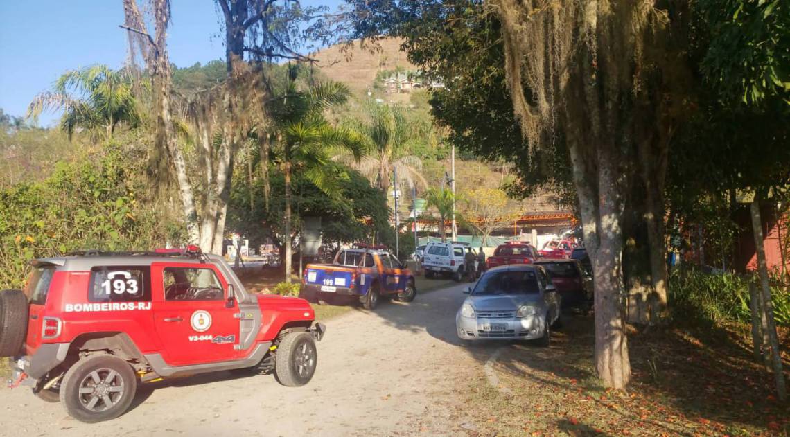 Vários homens trabalham no combate ao incêndio florestal em Secretário - Divulgação