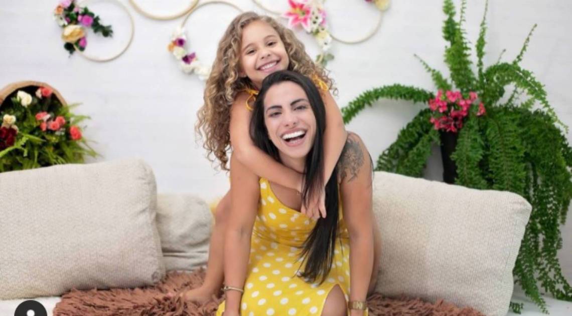 A mamãe Jéssica ao lado da sua filhota Manu, se divertindo, mesmo dento de casa, durante a quarentena