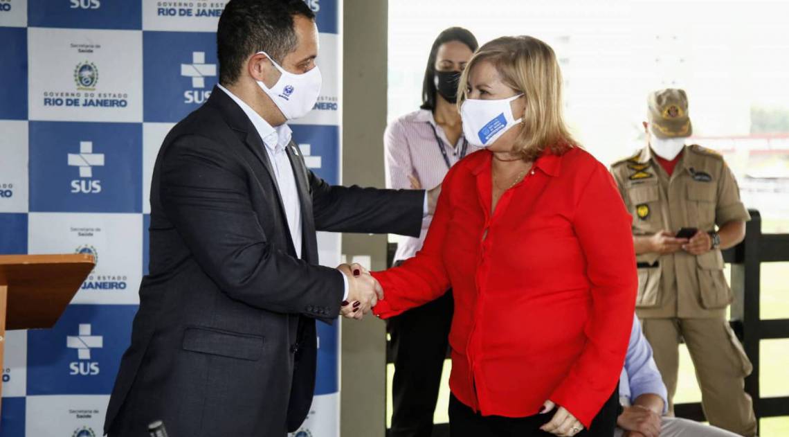 Secretário cumprimenta secretária de São João de Meriti