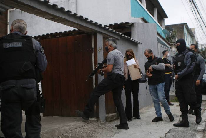 Policiais entram na residência do sargento da PM Fábio da Silveira Santana, na Gardênia Azul