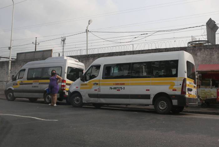 Vans irregulares invadem rotas dos ônibus e ainda chegam a locais sem transporte convencional: o preço é não aceitar do passageiro benefícios como vale-transporte