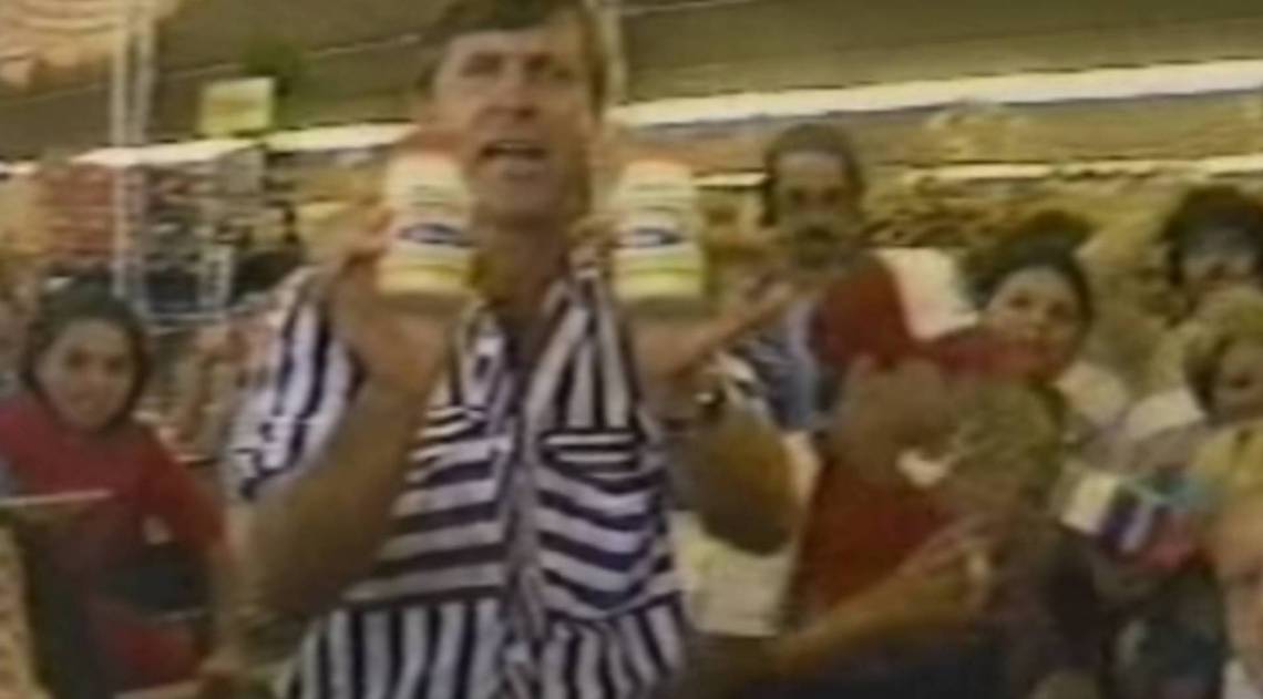 Consumidor mostra a diferença de preços entre dois produtos: 