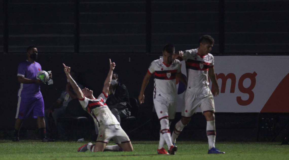 Renato Kayzer agradece aos céus: dois gols em São Januário - Ricardo Cassiano/Agencia O Dia