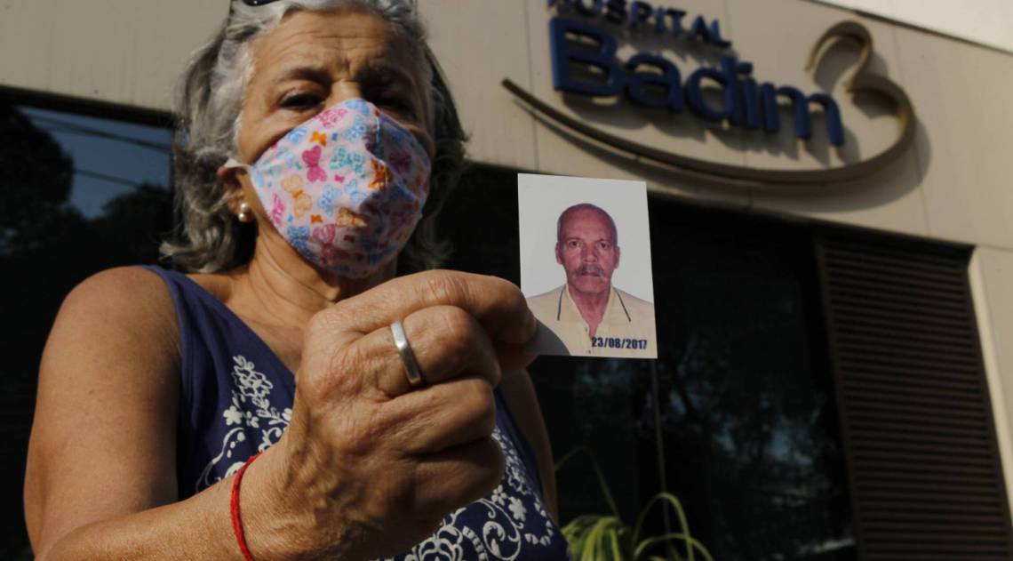 Rio de Janeiro - RJ - 11/09/2020 - Pauta sobre um ano do incendio no Hospital Badin, na foto a irma de uma das vitimas Sra Ivanil segura a foto do irmao morto no hospital - Foto Gilvan de Souza / Agencia O Dia