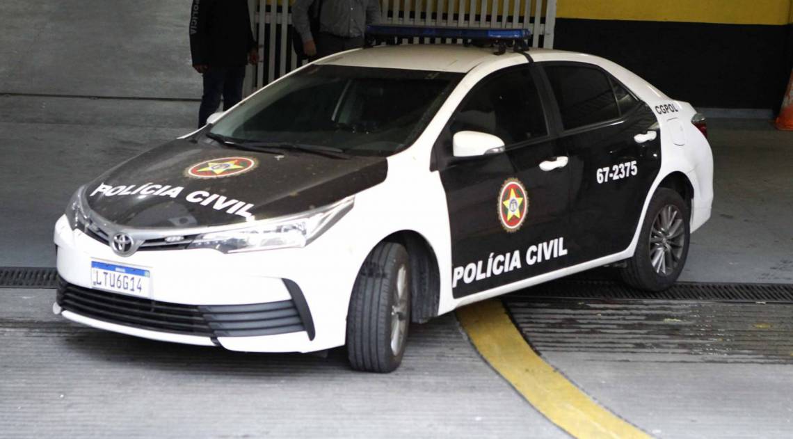 Rio de Janeiro - RJ - 11/09/2020 - Carros que levaram Cristiana Brasil para fazer exame de corpo de delito no IML saindo da Chefia de policia - Foto Gilvan de Souza / Agencia O Dia
