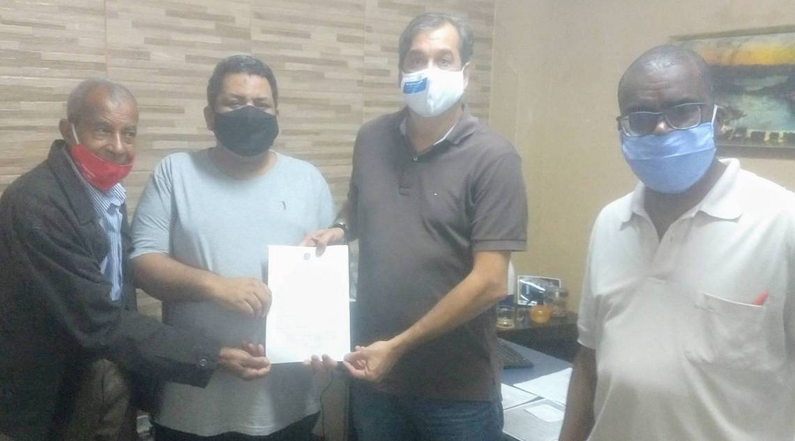 Diretor-geral do campus, Rodney Albuquerque, assinando convênio 