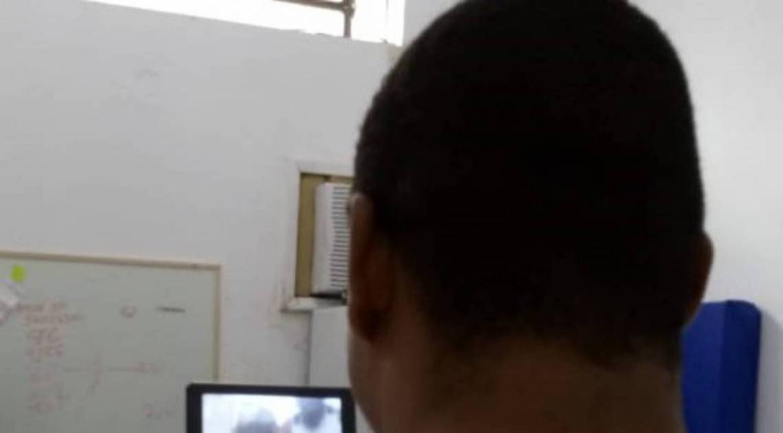 Chamadas de vídeo, telefonemas,chamadas por skype e outros aplicativos eram as formas de comunicação entre os adolescentes e seus familiares - Divulgação