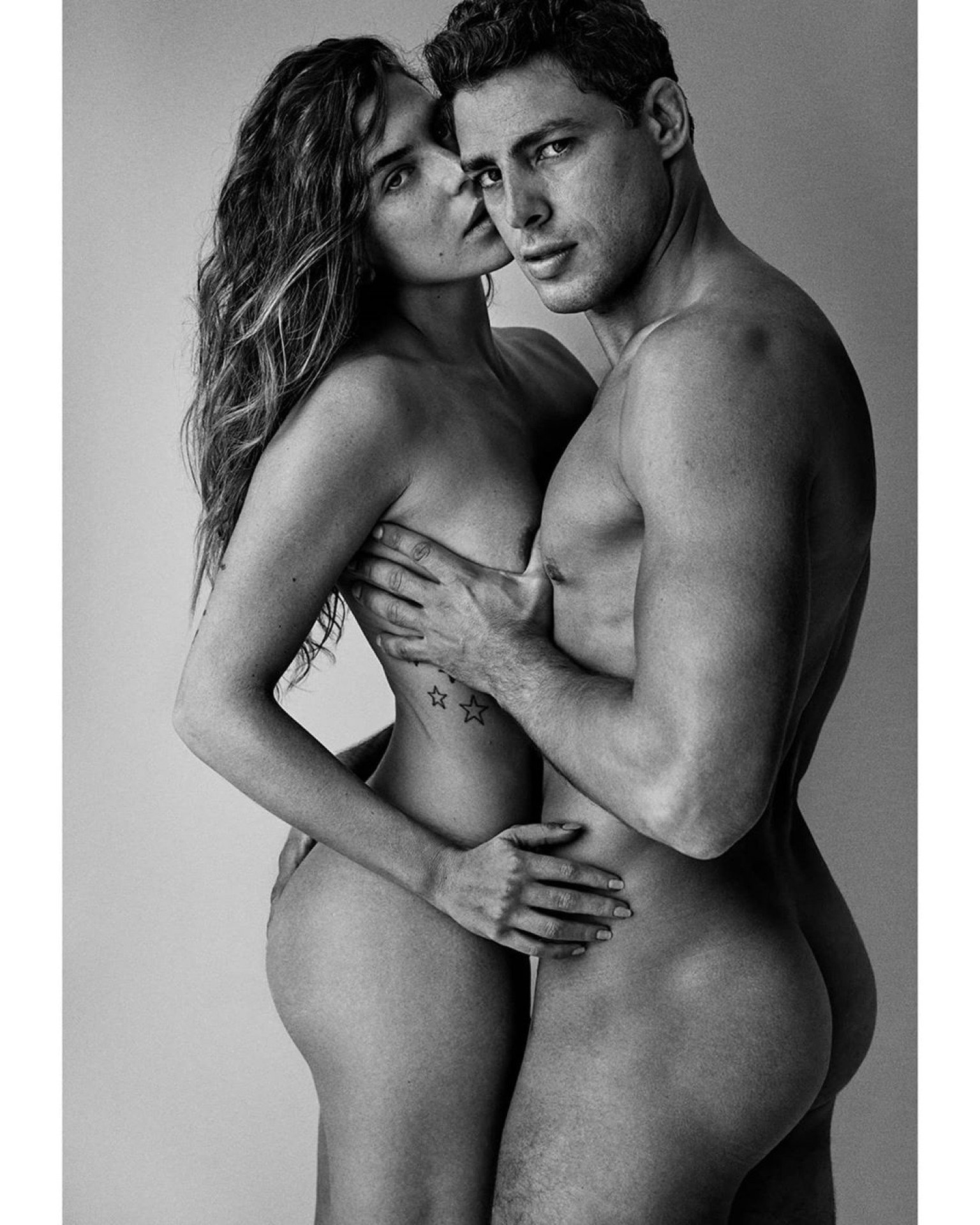 Que casal! Cauã Reymond e Mariana Goldfarb posam em clique sensual Jornal  MEIA HORA - Celebridades e TV