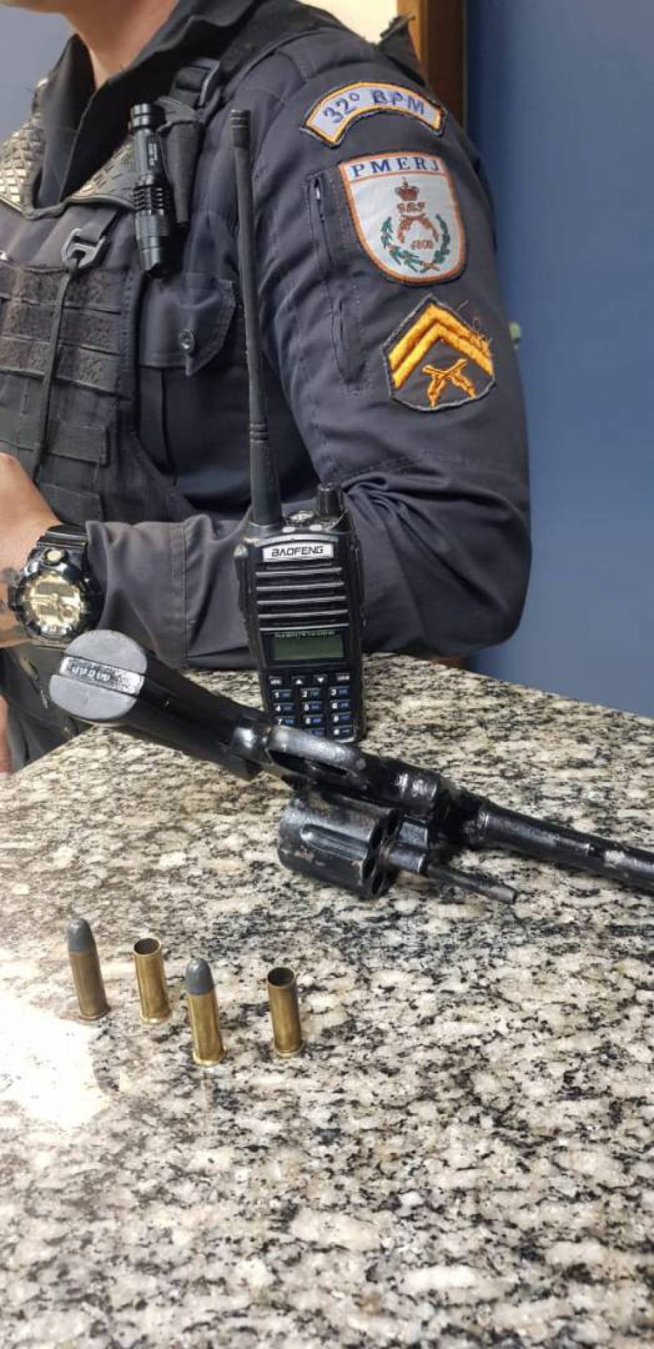No local, a PM encontrou um revólver calibre 38, com duas munições deflagradas, duas intactas e um rádio transmissor - Divulgação PM