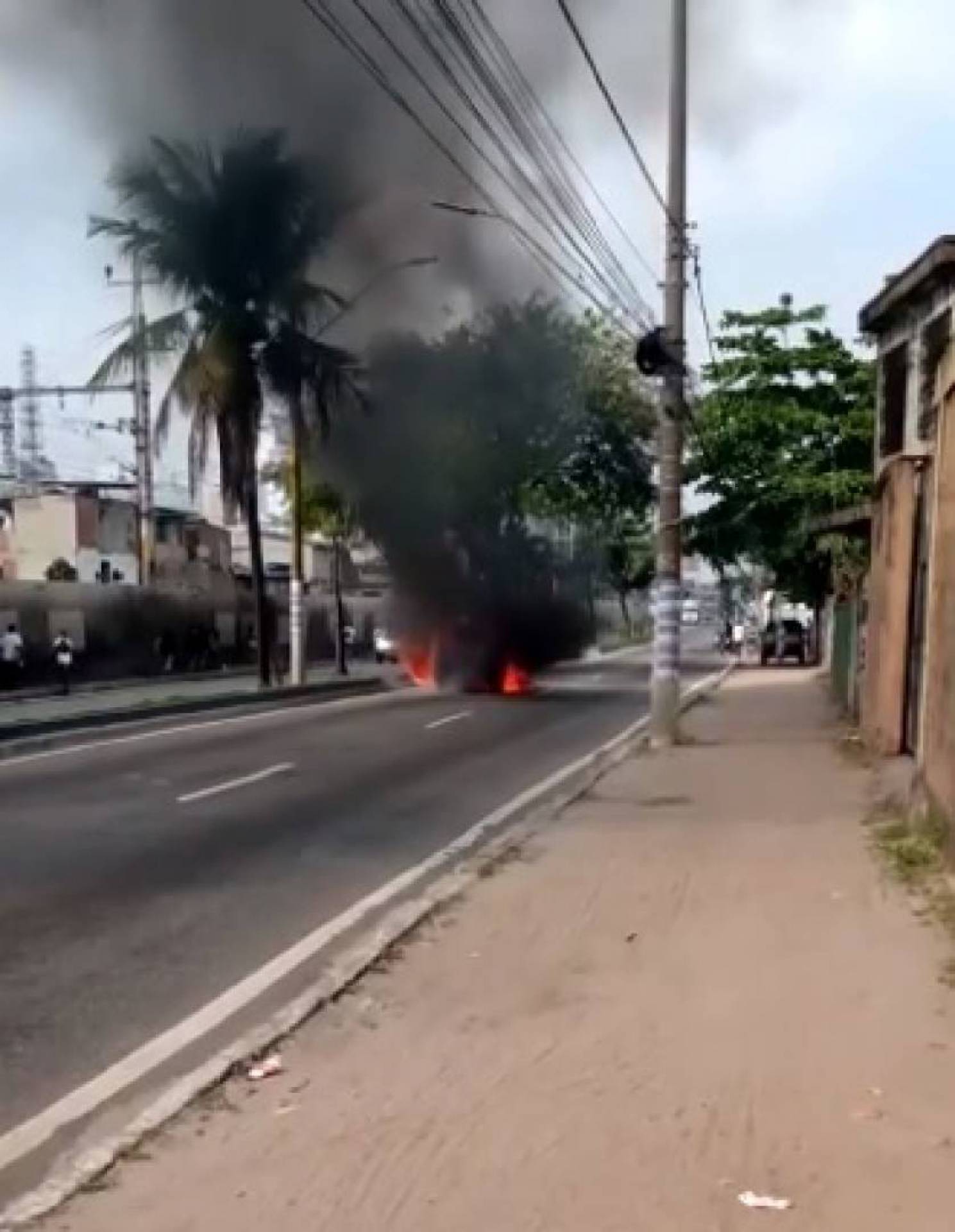 VÍDEO: Carro pega fogo no centro de Caxias do Sul