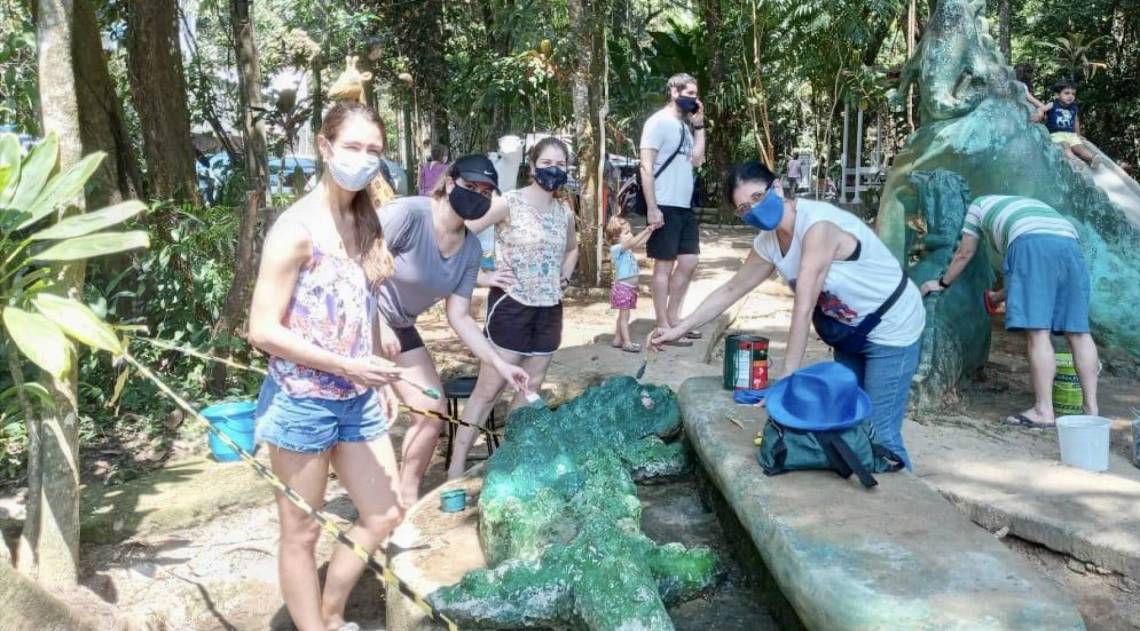 TÁ BONITO! Cássia e voluntários em praça da Tijuca - coluna Isabele Benito - Divulgação