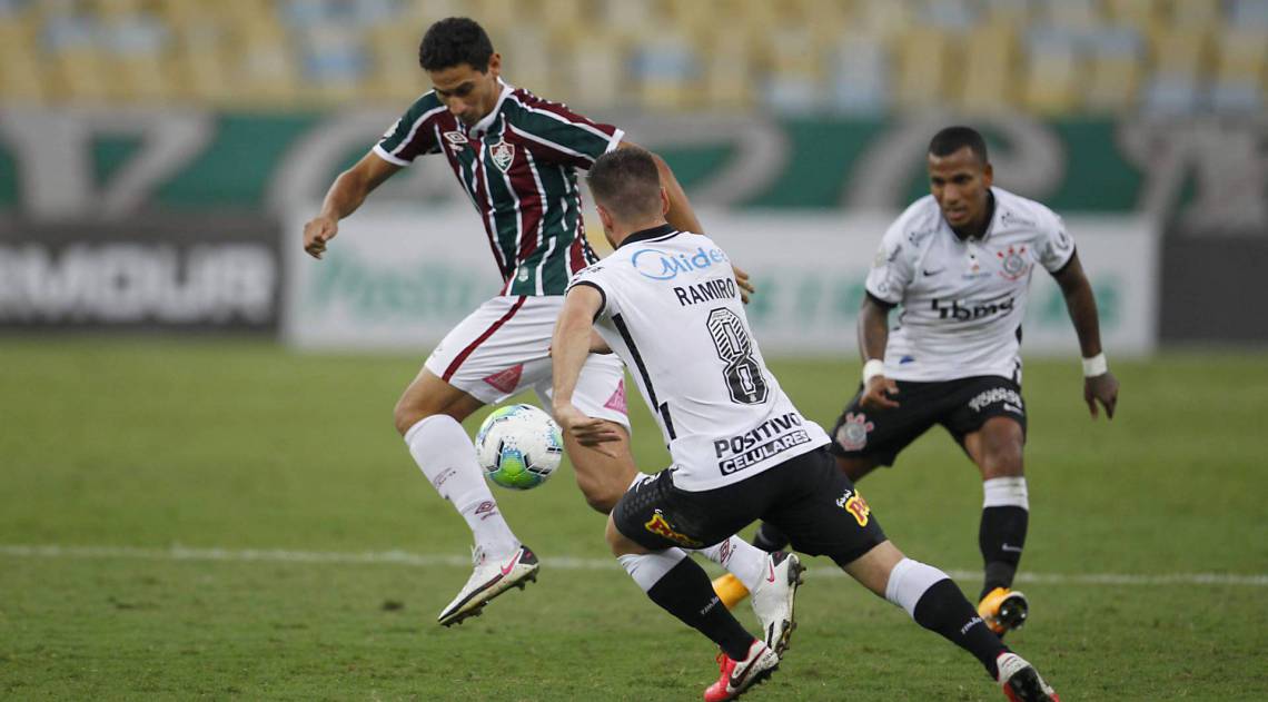 Ganso mostra habilidade para fugir da marcação de dois adversários - fotos: Luciano Belford
