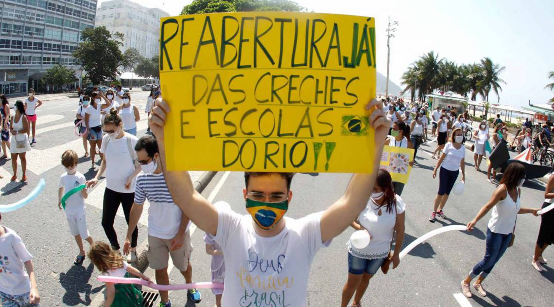 Rio de Janeiro - RJ - 13/09/2020 - Protesto dos profissionais das escolas particulares na orla de Copacabana - Foto Gilvan de Souza / Agencia O Dia
