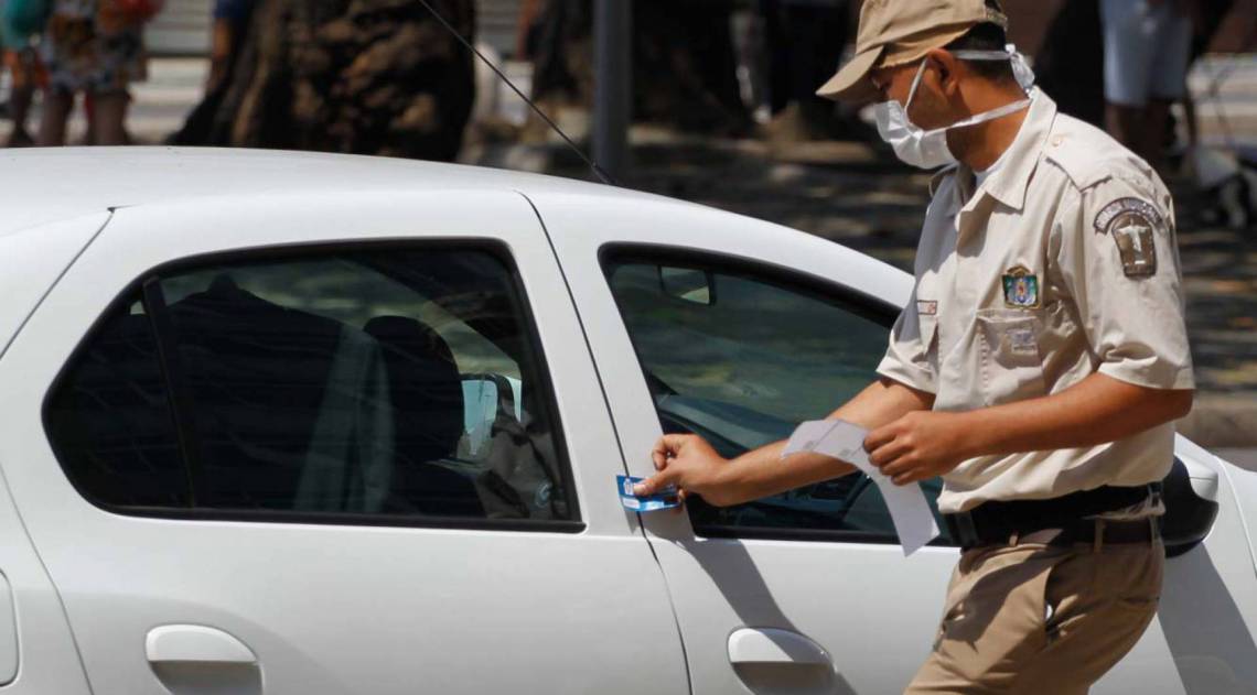 Rio de Janeiro - RJ - 13/09/2020 - Carro sendo rebocados na Orla de Copacabana apos a proibicao da prefeitura - Foto Gilvan de Souza / Agencia O Dia
