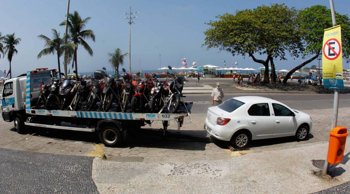 Rio de Janeiro - RJ - 13/09/2020 - Carro sendo rebocados na Orla de Copacabana apos a proibicao da prefeitura - Foto Gilvan de Souza / Agencia O Dia
