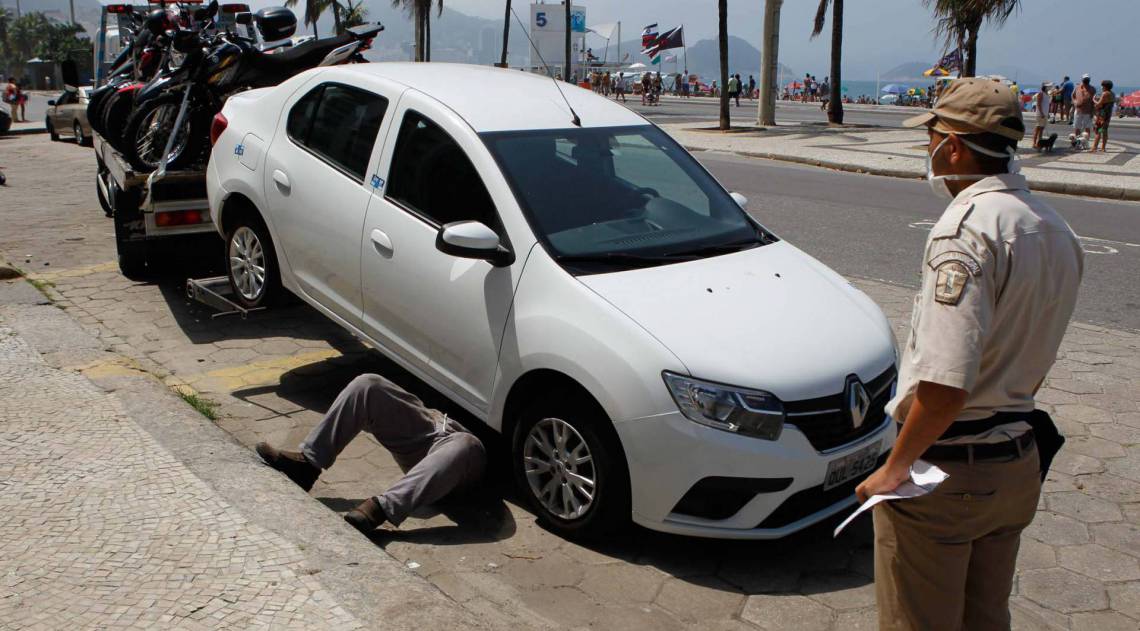 Rio de Janeiro - RJ - 13/09/2020 - Carro sendo rebocados na Orla de Copacabana apos a proibicao da prefeitura - Foto Gilvan de Souza / Agencia O Dia
