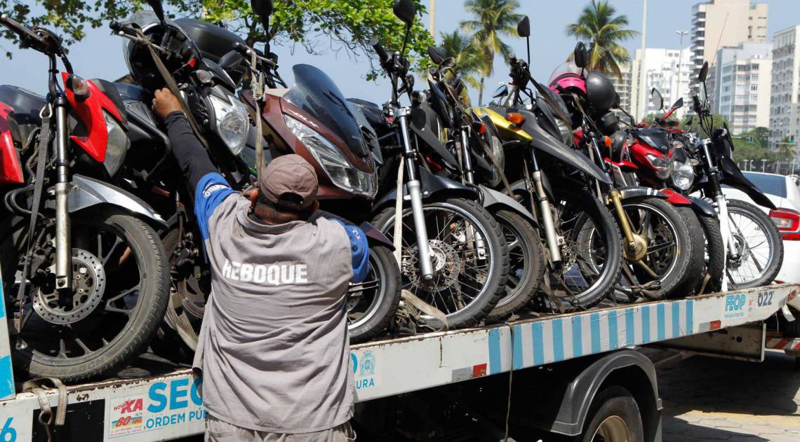 Rio de Janeiro - RJ - 13/09/2020 - Carro sendo rebocados na Orla de Copacabana apos a proibicao da prefeitura - Foto Gilvan de Souza / Agencia O Dia
