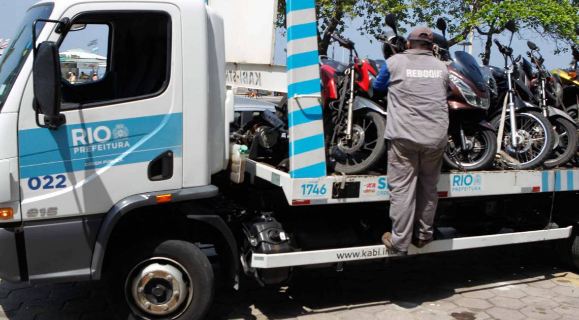 Rio de Janeiro - RJ - 13/09/2020 - Carro sendo rebocados na Orla de Copacabana apos a proibicao da prefeitura - Foto Gilvan de Souza / Agencia O Dia
