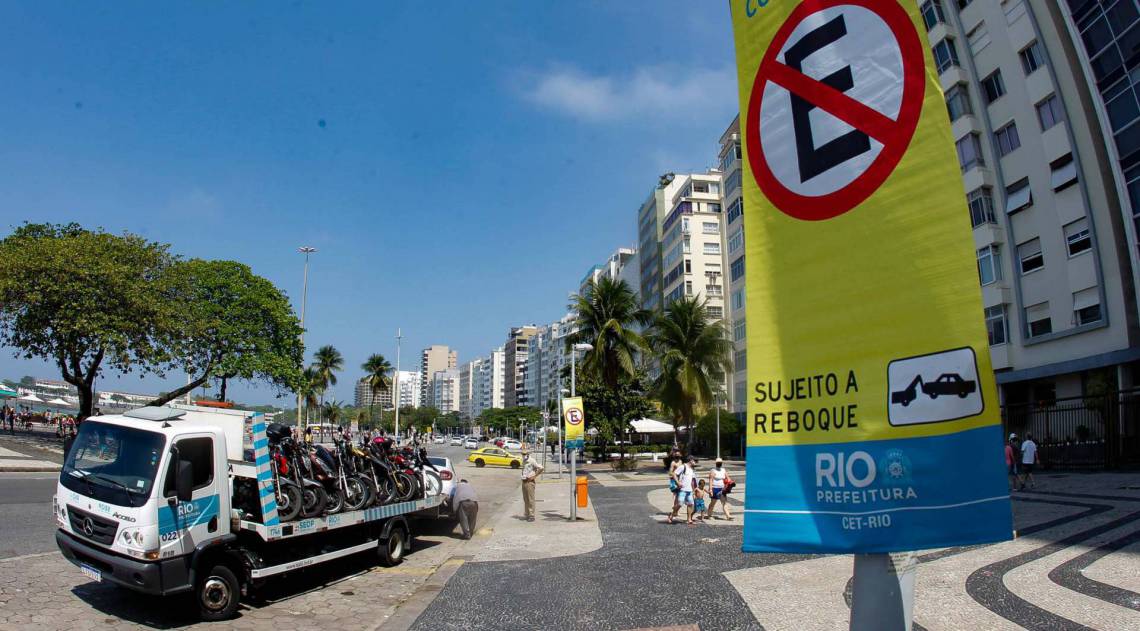 Rio de Janeiro - RJ - 13/09/2020 - Carro sendo rebocados na Orla de Copacabana apos a proibicao da prefeitura - Foto Gilvan de Souza / Agencia O Dia
