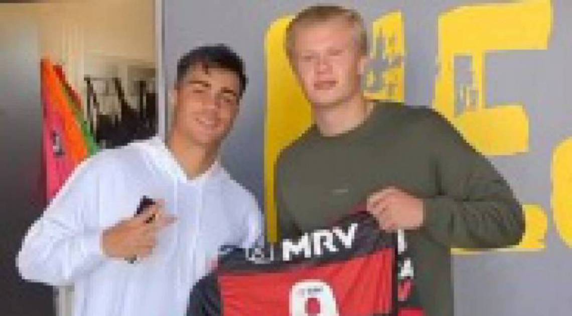Reinier e Haaland: atacante norueguês ganhou camisa personalizada do Flamengo - Reprodução