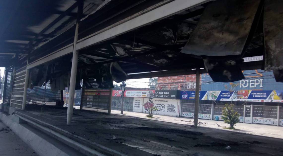 Esta&ccedil;&atilde;o Arroio Pavuna, no corredor Transcarioca do BRT, amanheceu destru&iacute;da ap&oacute;s inc&ecirc;ndio - Divulgação BRT
