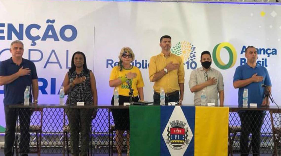 Alex Magrão, ao centro, de amarelo: confirmado como candidato a prefeito pelo Republicanos - Divulgação - Republicanos Itaguaí