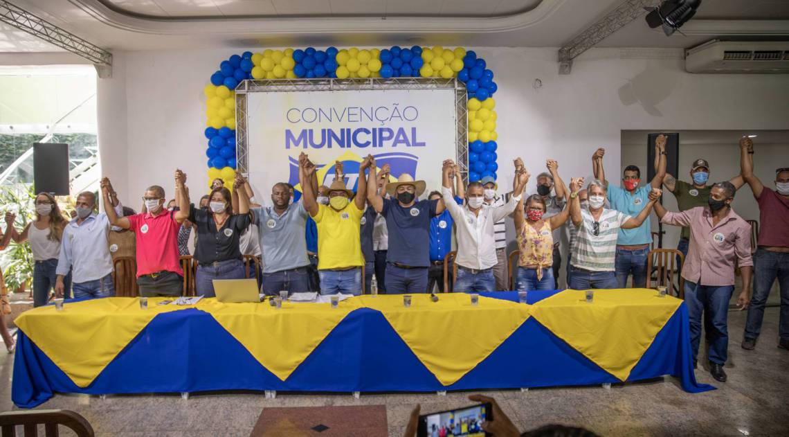 Agenor (de chapéu) e Romilson (de amarelo): convenção oficializou os dois como candidatos ao próximo pleito - Divulgação PTC - Itaguaí