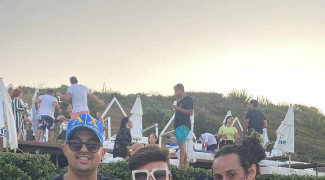 Rodrigo Oliver, ator e produtor com amigos em Búzios 