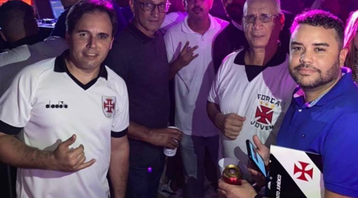 Alexandre Campello em festa na frente de São Januário - Reprodução/Instagram