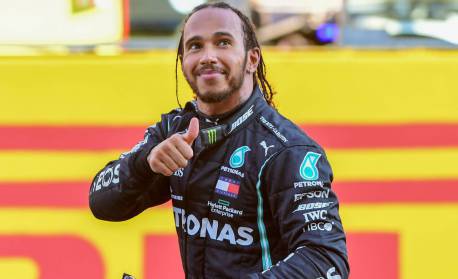 Lewis Hamilton reaparece e encerra rumores de aposentadoria da Fórmula 1