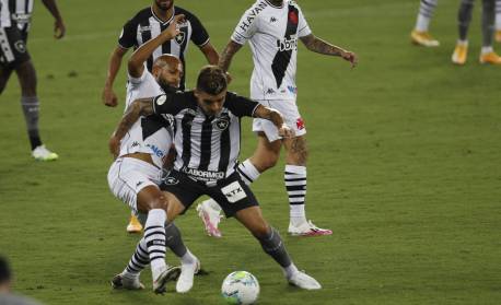 Com chuva de gols no Nilton Santos, Vasco vence o Botafogo e volta ao G-4
